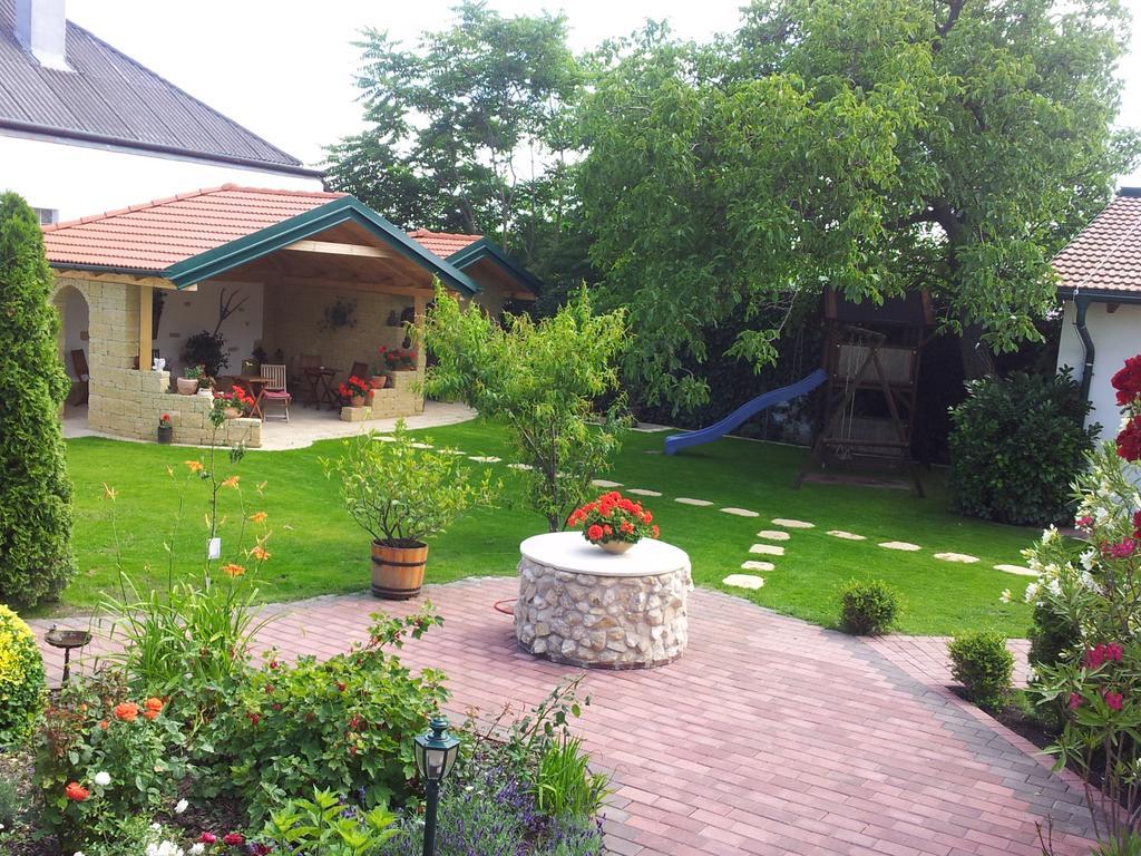 فندق برباش ام نيوسيدلهفي  Gastehaus Samira المظهر الخارجي الصورة